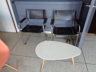deux chaises et une table dans une salle d'attente