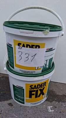 trois seaux de « Sander Fix » posés sur le trottoir