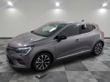 la voiture grise est garée sur un sol en damier dans le garage