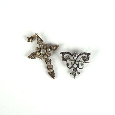 Ensemble de deux bijoux décoratifs comprenant : - Broche sty…