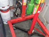 une photo d'un établi rouge avec de nombreuses bouteilles de gaz