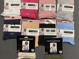 Plusieurs paires de sous-vêtements féminins sont disposées sur une table
