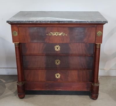 commode ancienne avec dessus en marbre et poignées en laiton