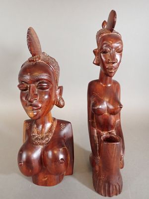 AFRIQUE. Ensemble de deux sujets en bois exotique figurant u…