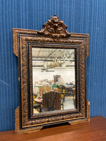 Miroir cadre bois noirci et doré. 71 x 50 (accidents et manques)