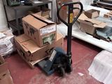 beaucoup de boîtes et de cartons sur le sol d'une pièce