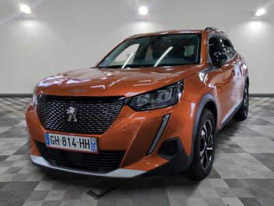 un gros plan d'une voiture orange sur un sol à damier