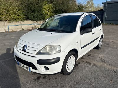 la photo d'une petite voiture blanche garée dans un parking