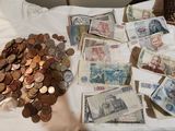 une liasse de billets posée sur une table blanche