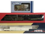 deux boîtes contenant chacune une maquette de train et une autre maquette de train