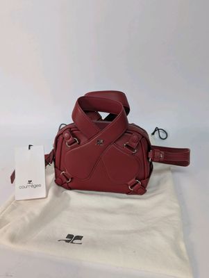 Sac à main de la marque COURRÈGES de couleur bordeaux. - Photo 1