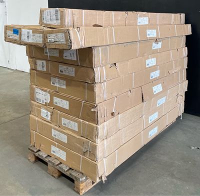 une grande pile de cartons sur une palette dans un entrepôt