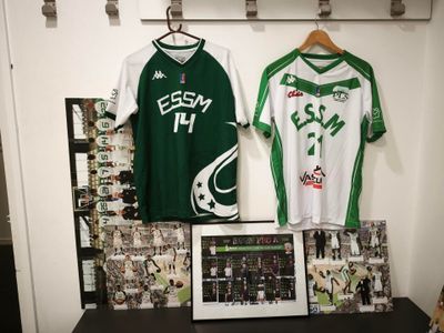 deux maillots accrochés au mur à côté d'une photo