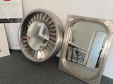 deux miroirs posés par terre l'un à côté de l'autre