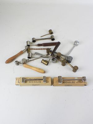 un grand nombre d'outils posés sur une table