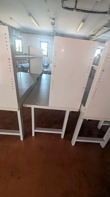 une salle avec beaucoup de tables et de chaises