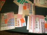 de nombreux types de timbres et d'enveloppes posés sur une table