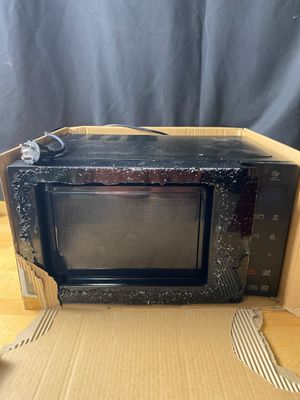 une boîte contenant un micro-ondes, posée sur une table