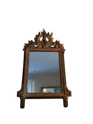 un miroir posé sur une étagère