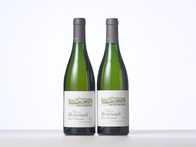 deux bouteilles de vin blanc posées sur une table