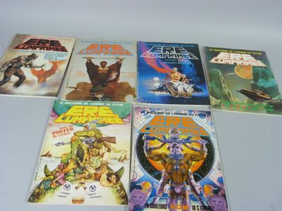 Plusieurs bandes dessinées sont alignées sur une table devant un fond blanc.