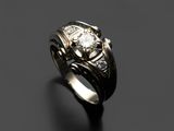 gros plan d'une bague en diamant sur une surface noire