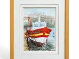 tableau représentant un bateau rouge et jaune amarré dans un port