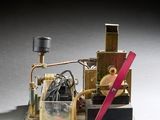 une maquette miniature d'une machine à vapeur avec une poignée rose