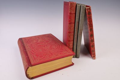 trois livres posés l'un à côté de l'autre sur une table