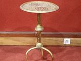 une petite table posée sur un tapis rouge