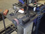 une machine posée sur une table dans une usine
