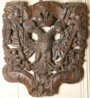 an image of a wood carving of a bird with a crown on it ' s head