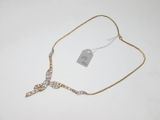 gros plan d'un collier sur une surface blanche avec une étiquette de prix