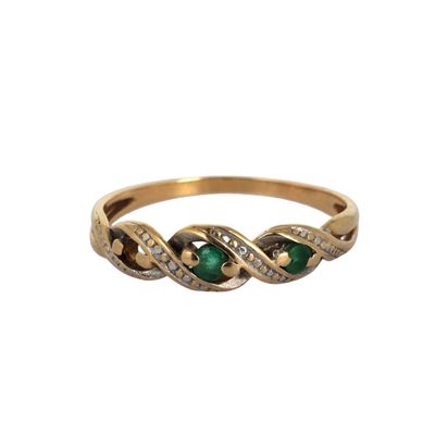une image représentant une bague en or sertie d'émeraudes et de diamants