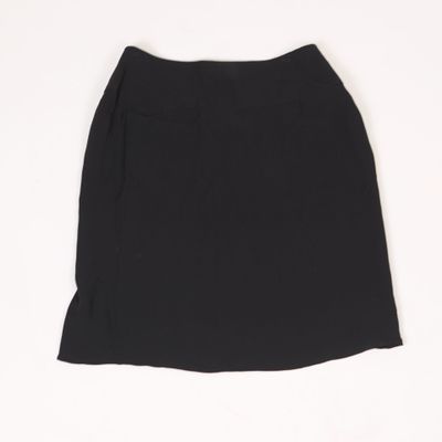 une jupe noire sur fond blanc