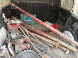 un camion avec plein d'outils à l'arrière
