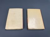 deux vieux livres posés sur une table