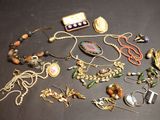 beaucoup de bijoux posés sur la table