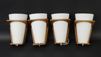 trois tasses blanches sont alignées sur une surface noire