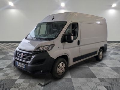 la camionnette blanche est garée sur le sol en damier d'une pièce