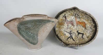 deux vases posés l'un à côté de l'autre sur une table