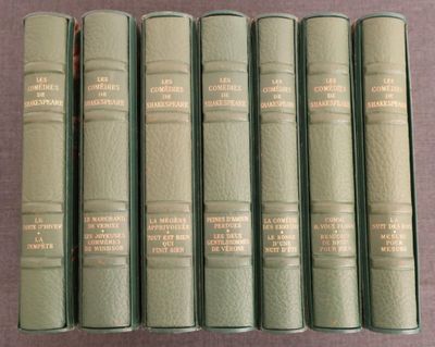 six livres verts sont alignés sur une table