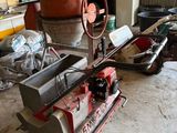 une machine posée à même le sol dans un garage