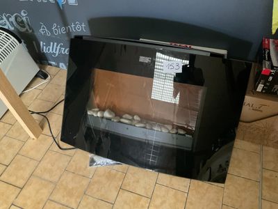 un téléviseur posé par terre devant un radiateur