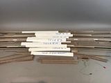 beaucoup de rails de train posés sur la table
