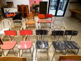 de nombreuses chaises disposées en cercle sur le sol