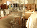 une grande pièce contenant beaucoup de meubles