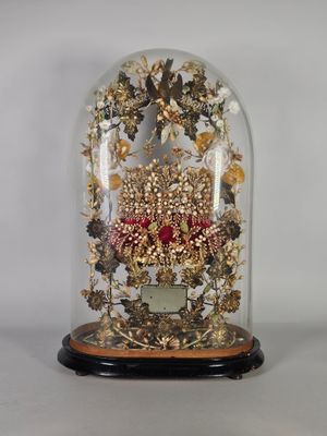 une cloche en verre contenant un bouquet de fleurs