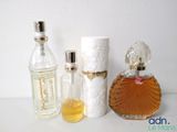 un flacon de parfum à côté d'un rouleau de papier toilette et d'un flacon de parfum