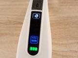 un gros plan d'un appareil électronique posé sur une table en bois